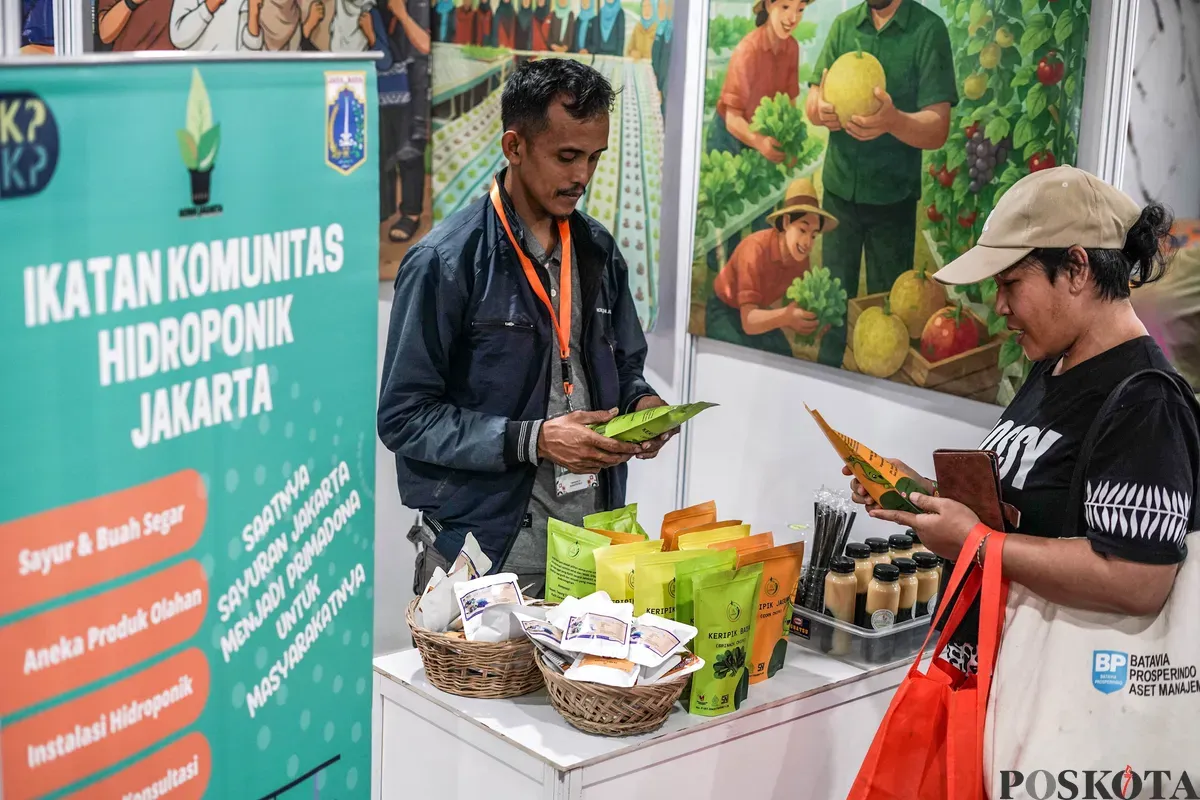 Pengunjung mengamati tanaman hidroponik pada Festival Urban Farming 2025 di Gedung Nyi Ageng Serang, Jakarta, Jum'at, 11 Juli 2025. (Sumber: Poskota/Bilal Nugraha Ginanjar)