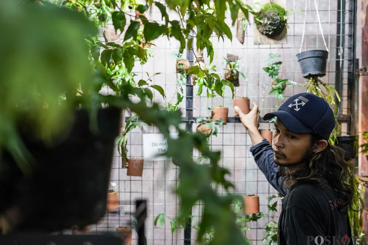 Pengunjung mengamati tanaman hidroponik pada Festival Urban Farming 2025 di Gedung Nyi Ageng Serang, Jakarta, Jum'at, 11 Juli 2025. (Sumber: Poskota/Bilal Nugraha Ginanjar)