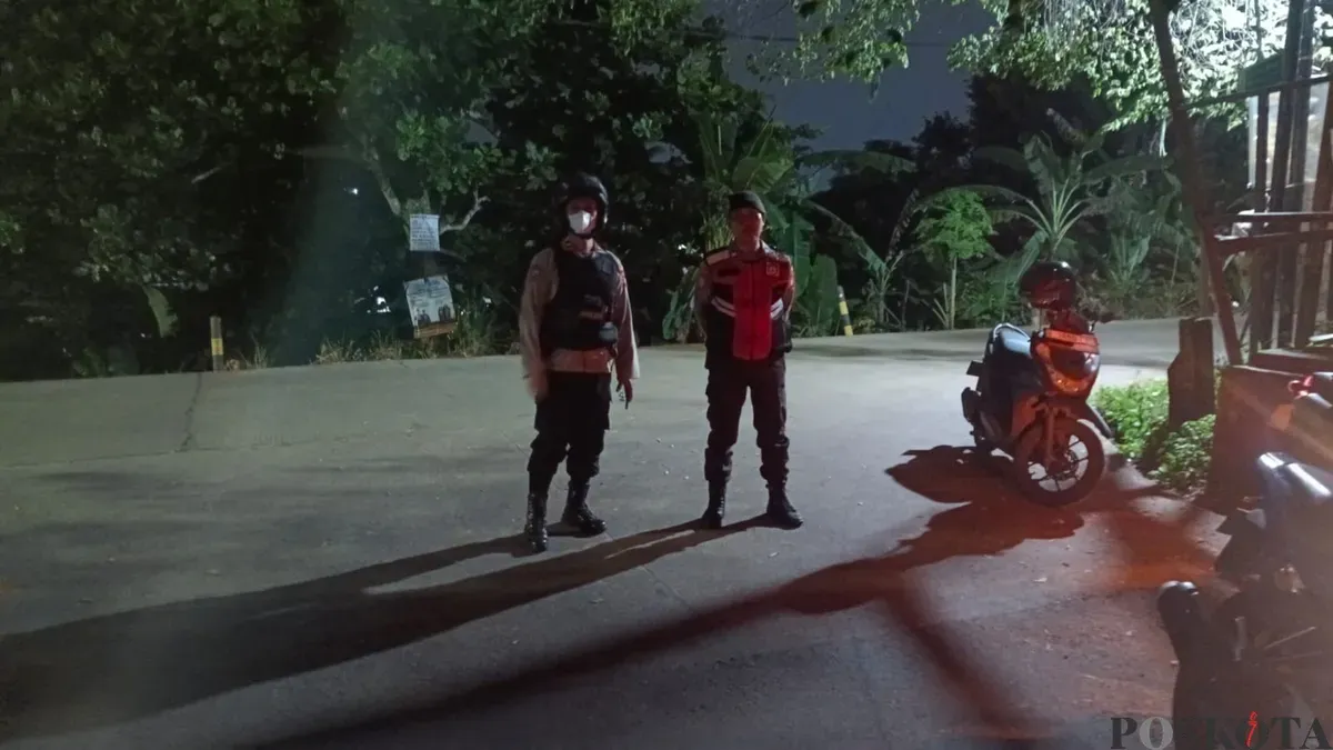 Anggota Polsek Tajurhalang tingkatkan patroli di daerah rawan begal Jalan Raya Parung Hijau, Desa Tonjong, Kecamatan Tajurhalang, Jumat, 11 Juli 2025, dini hari. (Sumber: Poskota/Angga Pahlevi)