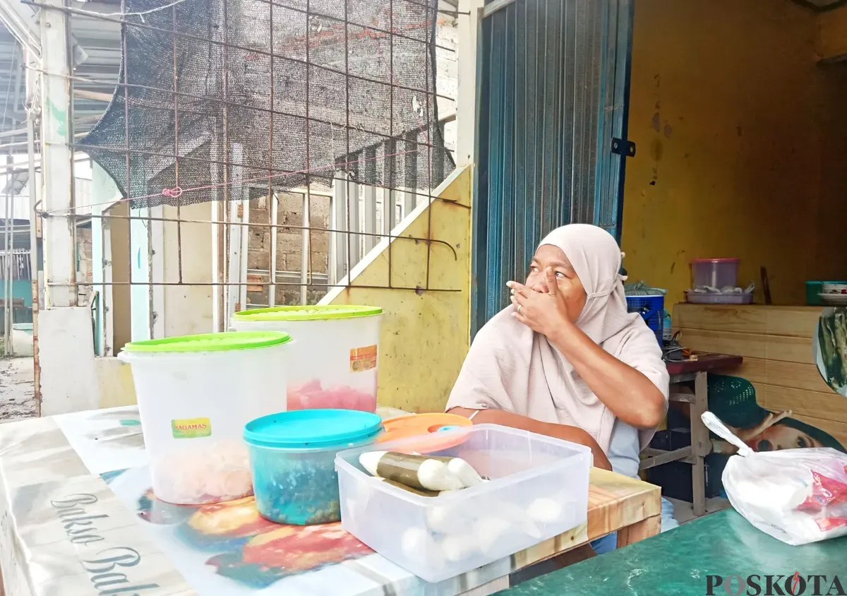Ria Suryani, 47 tahun, pedagang lontong sayur di Babelan, Kabupaten Bekasi, kini hidup dalam ketidakpastian usai rumahnya digusur pada Rabu lalu karena berdiri di atas lahan pemerintah. (Sumber: Poskota/Nurpini Aulia Rapika)