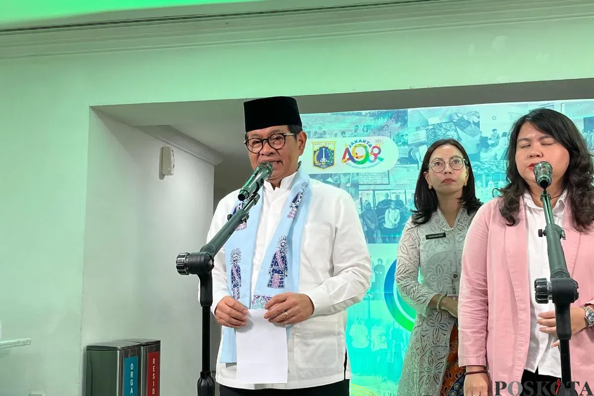 Gubernur Jakarta, Pramono Anung saat menyampaikan pernyataan kepada awak media di Balai Kota Jakarta, Jumat, 11 Juli 2025. (Sumber: Poskota/M. Tegar Jihad)