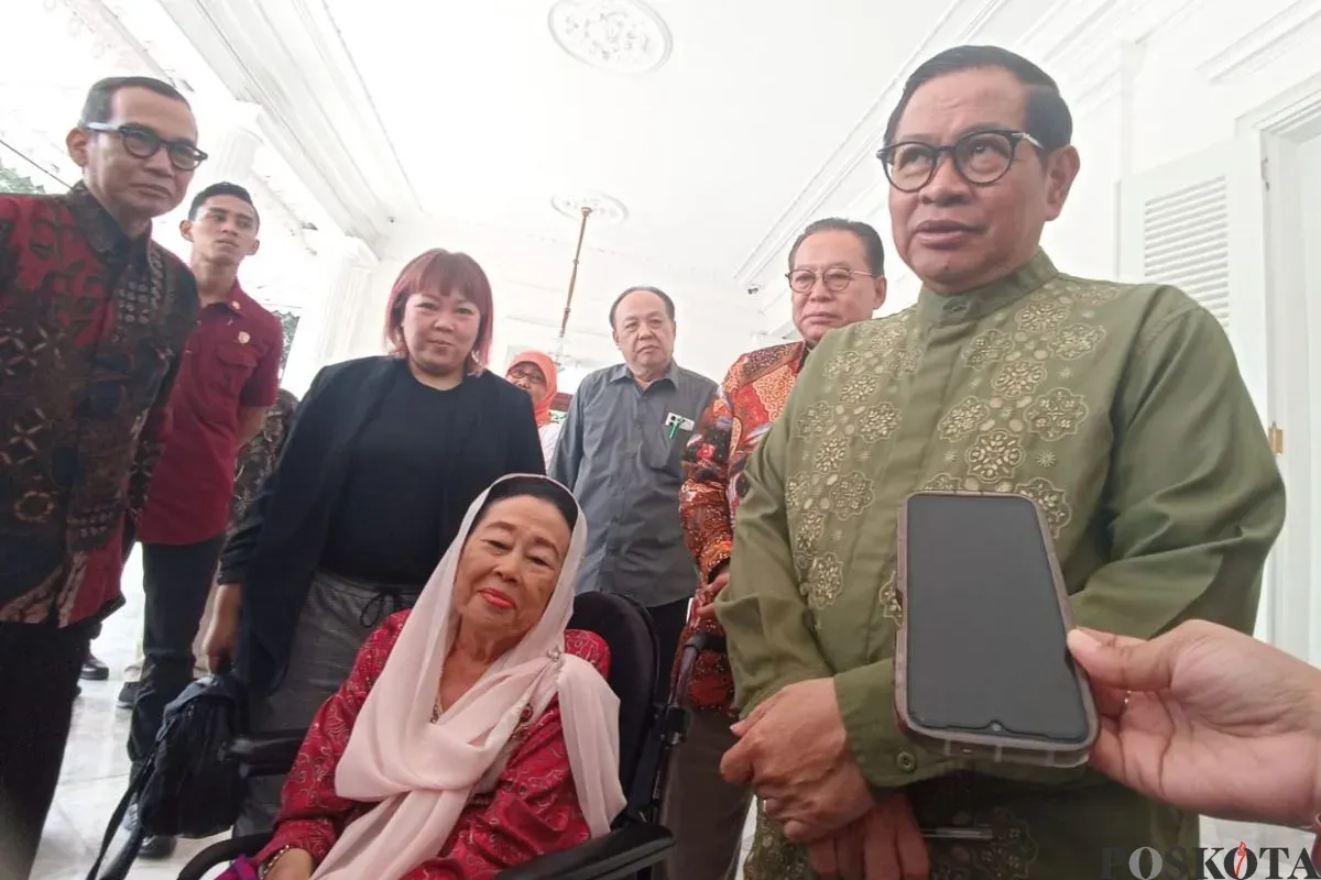 Istri Presiden ke-4 RI Gus Dur, Sinta Nuriyah Wahid menemui Gubernur Jakarta, Pramono Anung di Balai Kota Jakarta, Jumat, 11 Juli 2025. (Sumber: Poskota/M. Tegar Jihad)