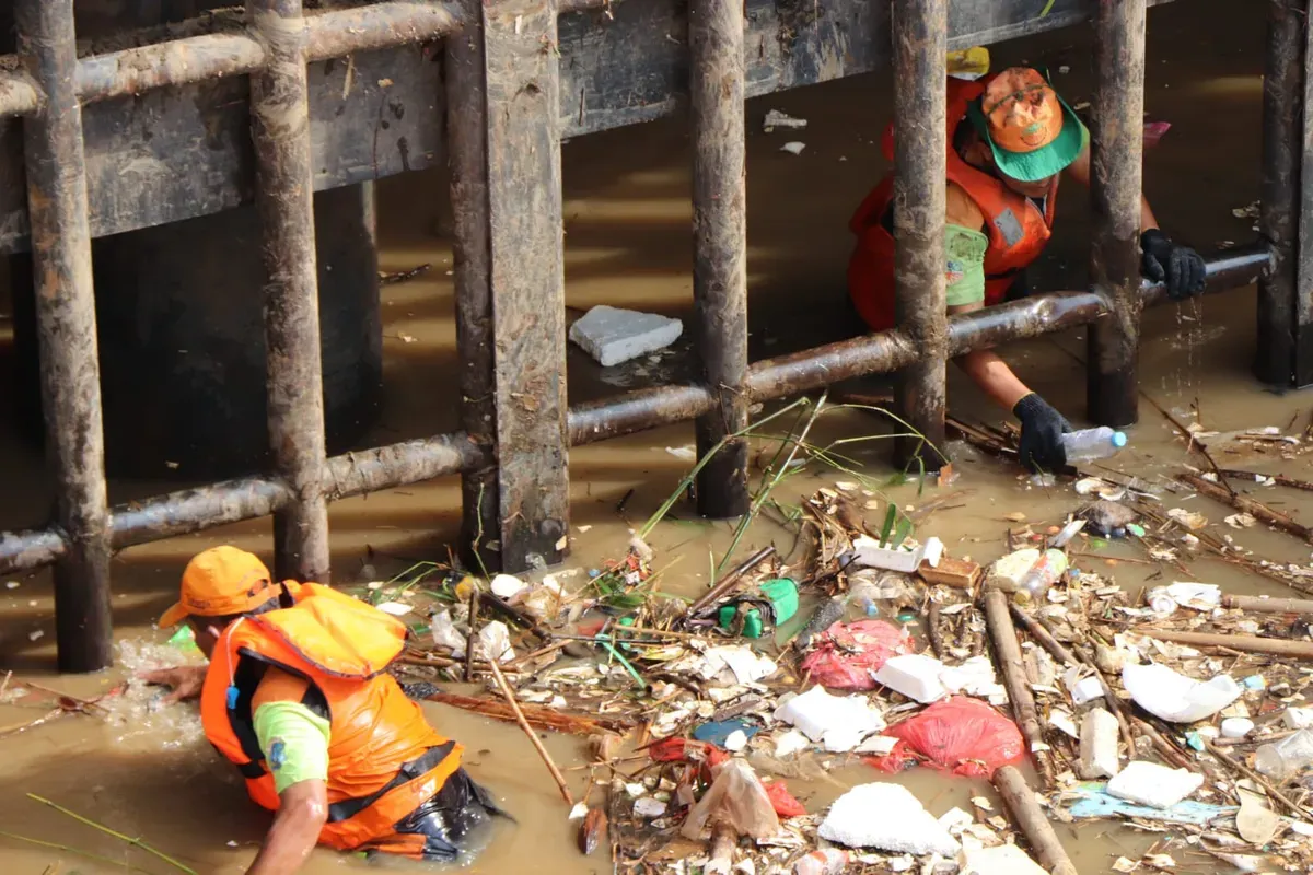 Petugas UPK Badan Air Dinas Lingkungan Hidup DKI Jakarta saat melakukan pembersihan sampah di sejumlah sungai Jakarta. (Sumber: Kominfotik DLH Jakarta)