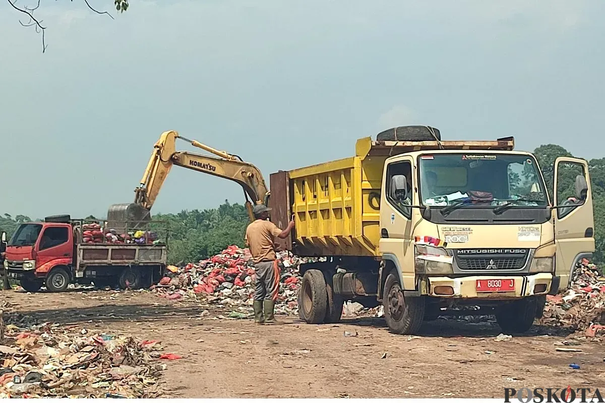 Sejumlah kendaraan pengangkut membuang sampah di TPA Bangkonol, Kecamatan Koroncong, Kabupaten Pandeglang. (Sumber: Poskota/Samsul Fatoni)