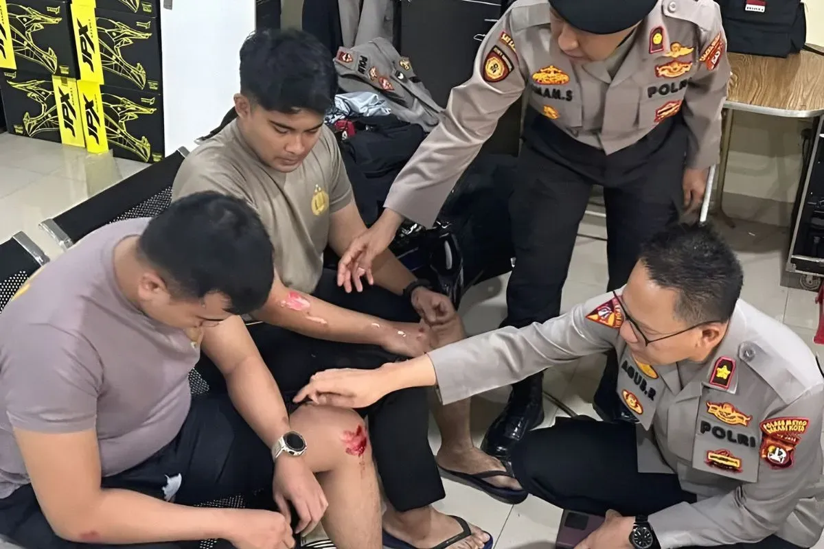Dua anggota Polres Metro Bekasi Kota terluka berupaya membubarkan tawuran remaja di kawasan Kalibaru, Kecamatan Medan Satria, Kota Bekasi, Kamis, 10 Juli 2025. (Sumber: Dok. Polres Metro Bekasi Kota)