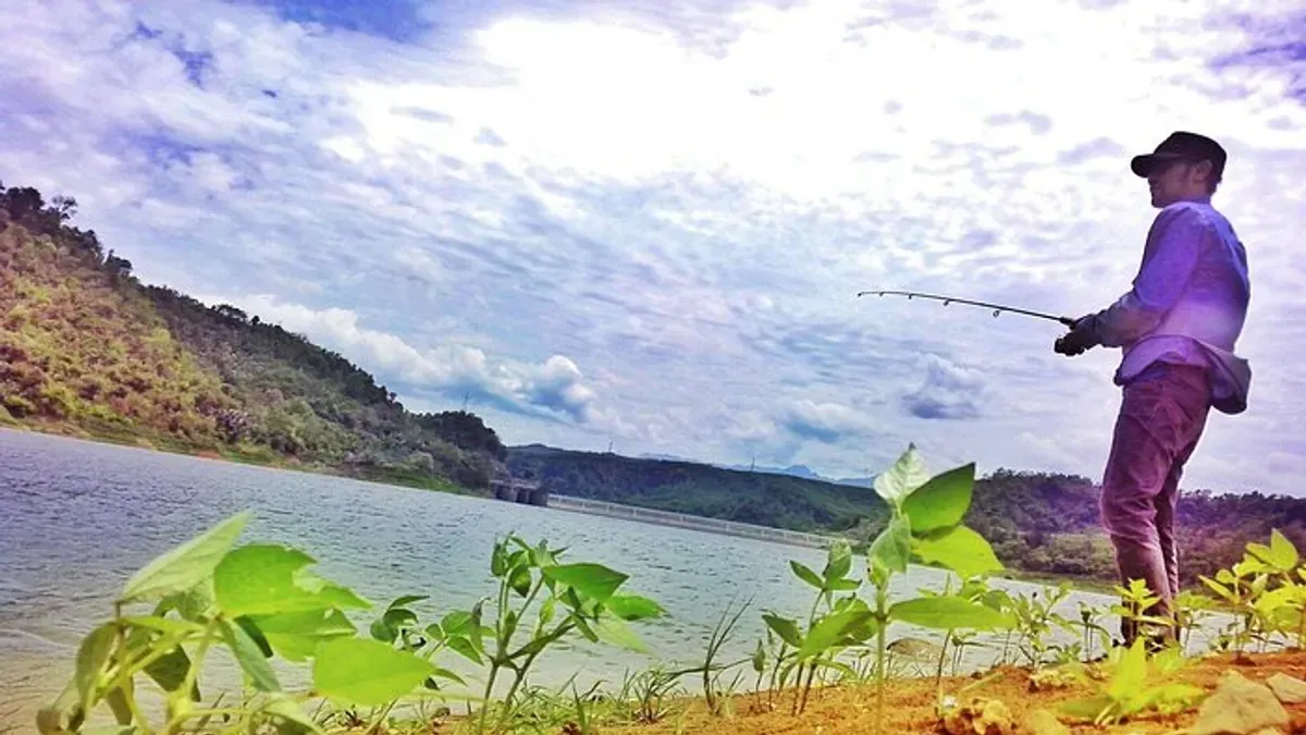 Ilustrasi - Seorang pria sedang memancing ikan di Waduk Cirata, Kabupaten Bandung, Barat. (Sumber: tripadvisor.co.id)