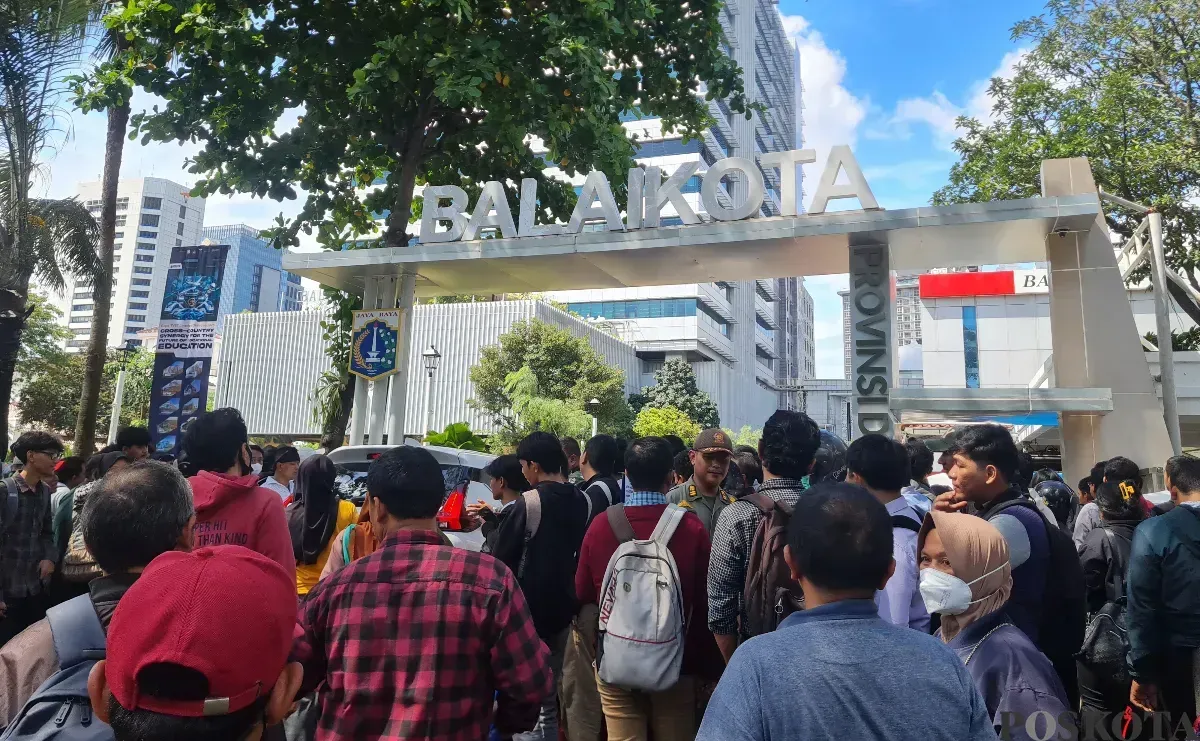 Ilustrasi sejumlah warga saat melamar PPSU di Balai Kota DKI Jakarta. (Sumber: Poskota/Pandi Ramedhan)