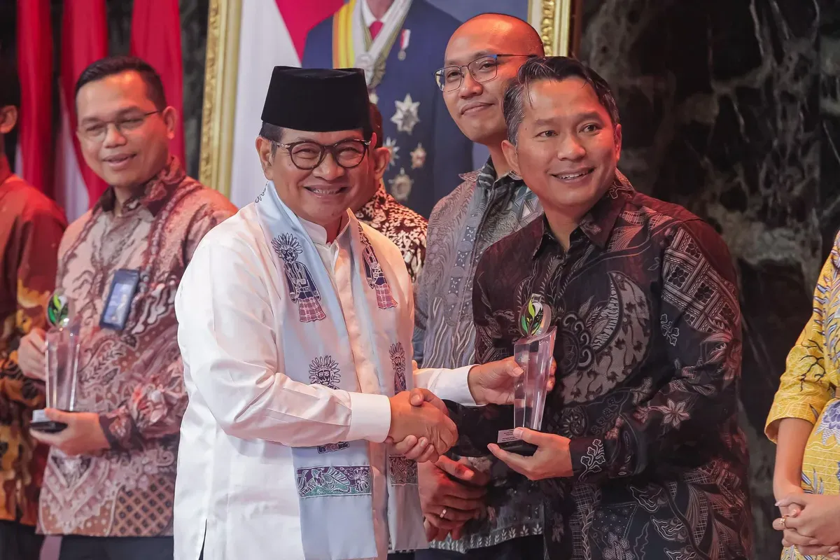 Gubernur DKI Jakarta, Pramono Anung (kiri) menyerahkan penghargaan Derap Kerja sama (DKJ) Award 2025 kepada Senior Manager Komunikasi dan Umum PLN UID Jakarta Raya, Haris Andika di Balai Kota DKI Jakarta kemarin. (Sumber: Dok. PLN UID Jakarta Raya)