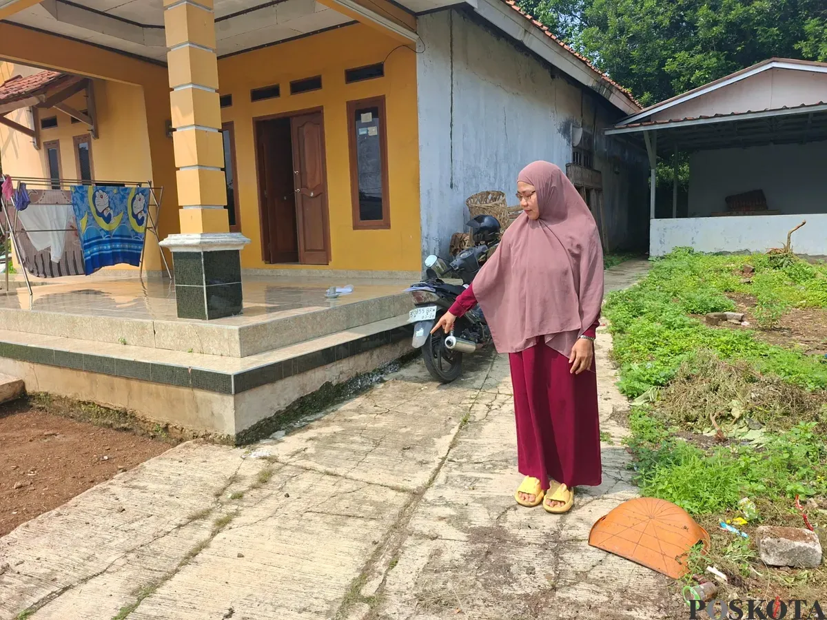 Pemilik mobil Suzuki Pick Up yang hilang memperlihatkan surat laporan polisi juga menunjukan lokasi parkir mobil saat dicuri, Sabtu siang, 12 Juni 2025. (Sumber: Poskota/Angga Pahlevi)