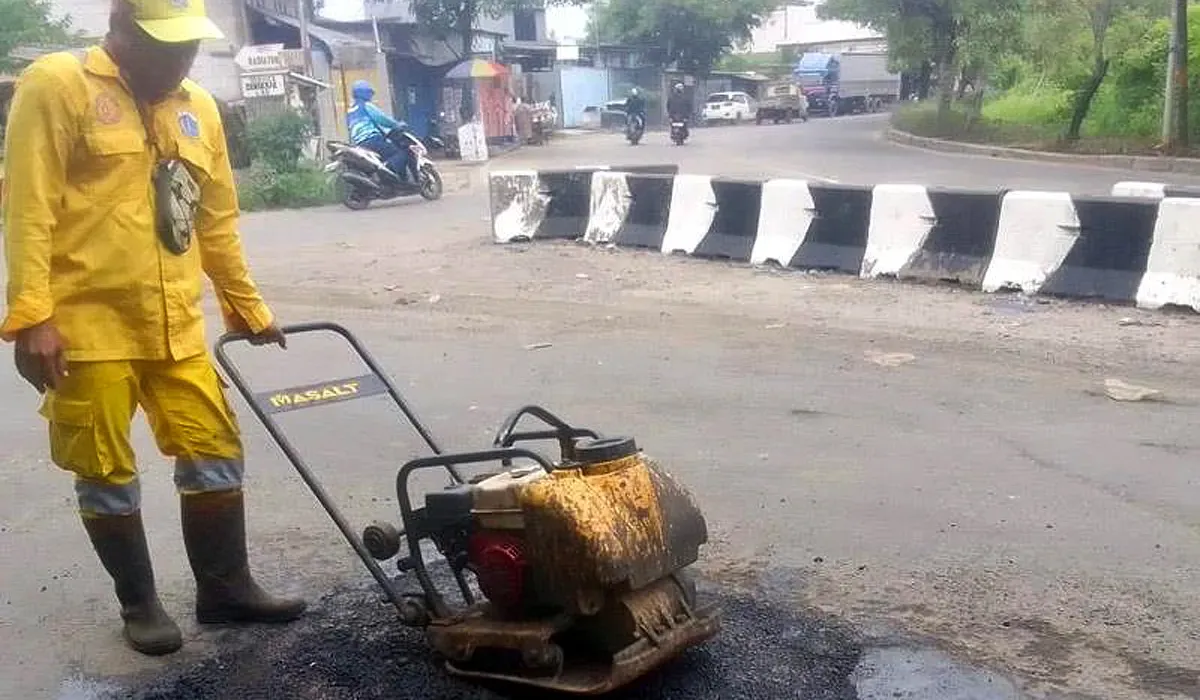 Petugas Bina Marga Satpel Cilincing memperbaiki jalan berlubang di Jalan Raya Cilincing, Jakarta Utara. (Sumber: Dok Kominfotik Bina Marga)