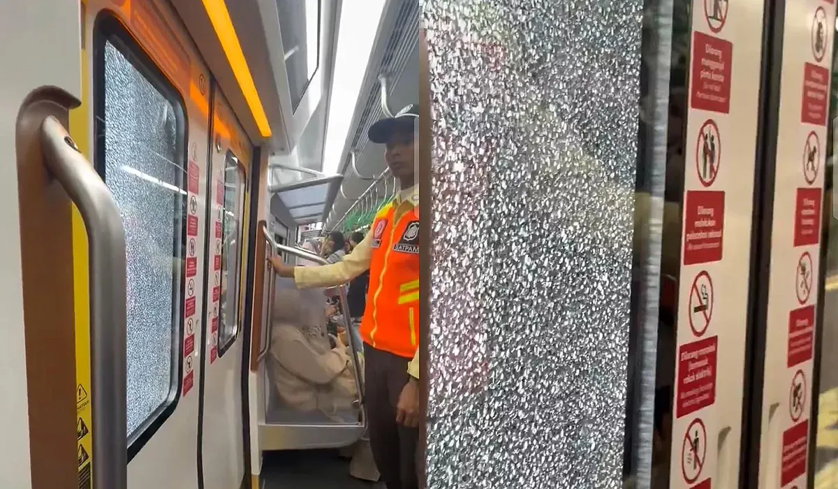 Kondisi kacara KRL yang retak setelah dilempari oleh dua bocah di Kota Bogor, Jawa Barat.