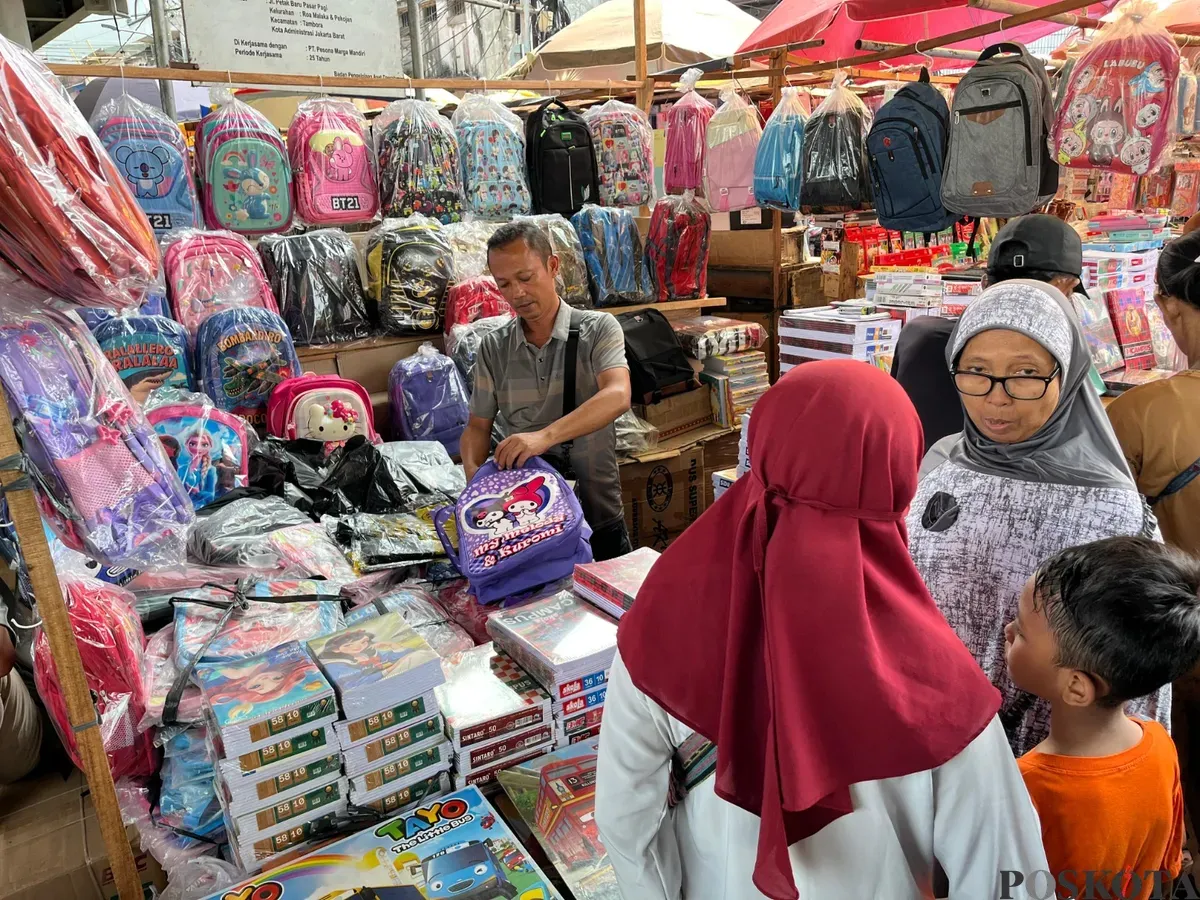 Masyarakat ramai mengunjungi Pasar Pagi Asemka, Jakarta Barat, untuk berbelanja perlengkapan sekolah anak, Sabtu, 12 Juli 2025. (Sumber: Poskota/Pandi Ramedhan)