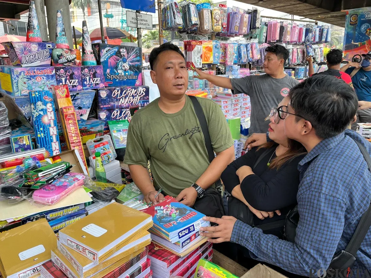 Pedagang Pasar Pagi Asemka, Jakarta Barat, menjajakkan dagangan mereka terdiri dari perlengkapan sekolah, Sabtu, 12 Juli 2025. (Sumber: Poskota/Pandi Ramedhan)