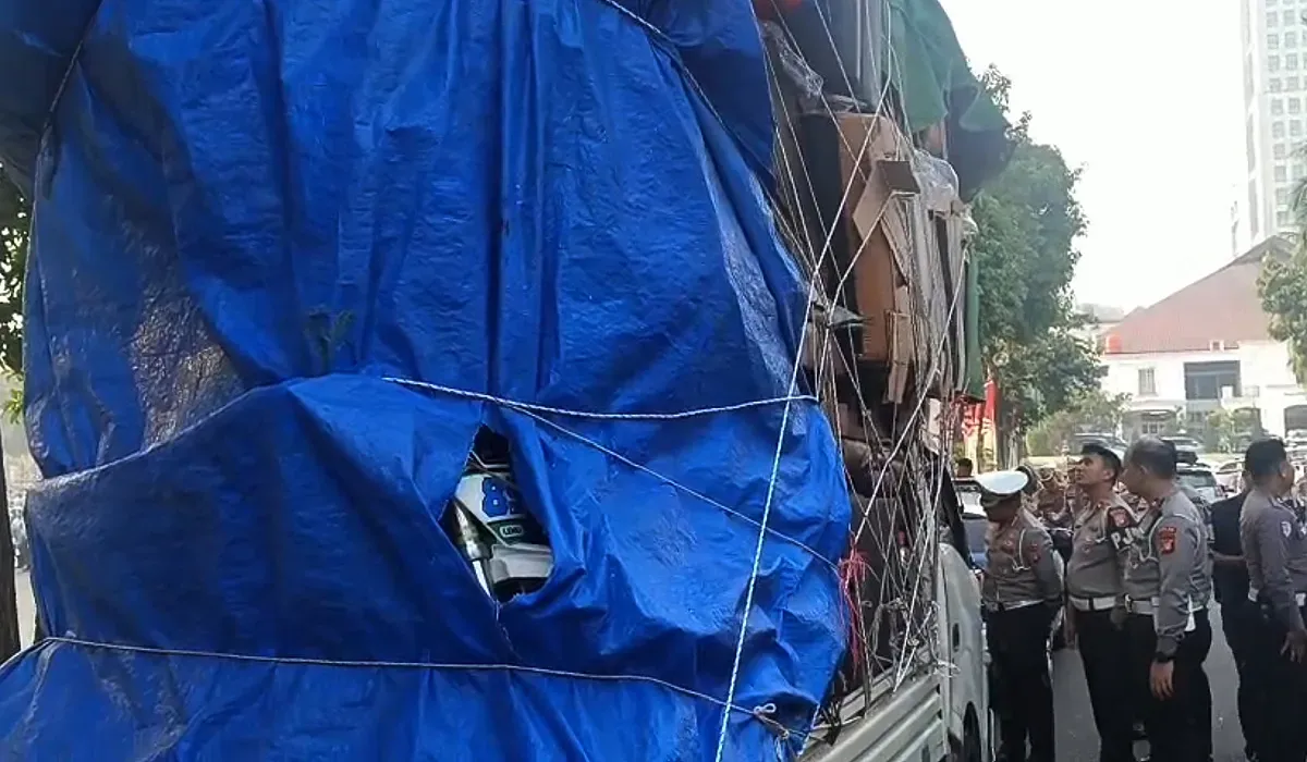 Petugas PJR Polda Metro Jaya menangkap sopir pikap yang melaju ugal-ugalan di Tol Dalam Kota, Jakarta, pada Sabtu, 12 Juli 2025. (Sumber: Dok Polda Metro Jaya)