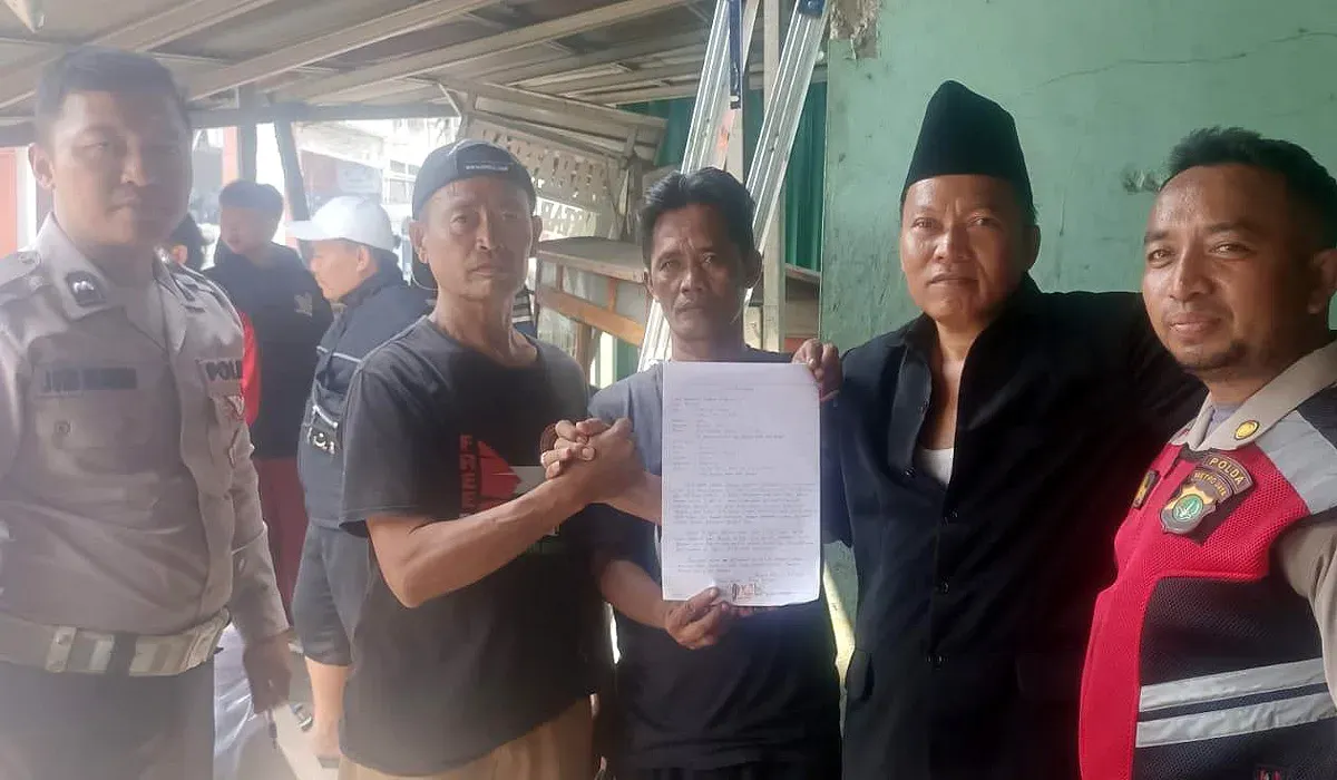 Petugas Polsek Bojonggede memediasi sopir mobil Avanza dengan pedagang yang gerobaknya hancur ditabrak di Jalan Raya Tonjong, Kabupaten Bogor. (Sumber: Dok Laka Lantas Polres Metro Depok)