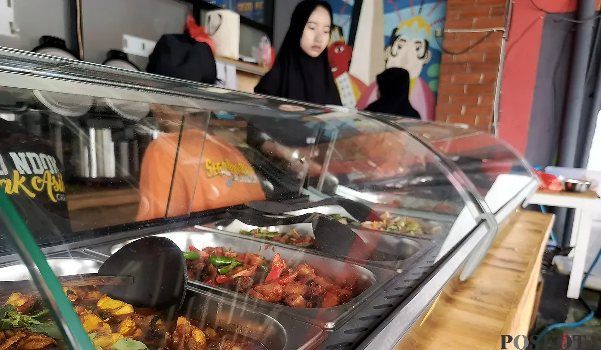 Warung Sego Ndok Mbak Asih Jaksel jadi pilihan kuliner favorit warga di Jakarta Selatan. (Sumber: POSKOTA | Foto: Ali Mansur)