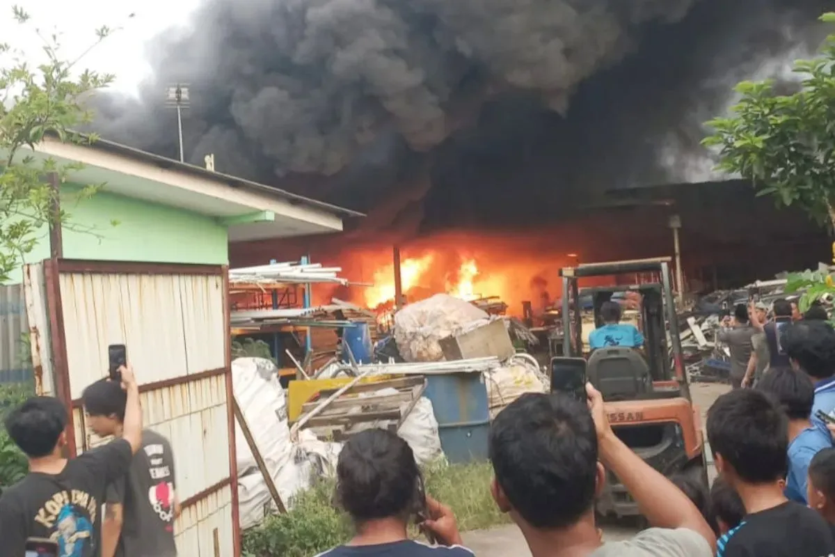 Kebakaran hebat sebuah gudang rongsokan di Jalan Wibawa Mukti, RT 005/RW 005, Kelurahan Jatiluhur, Kecamatan Jatiasih, Kota Bekasi, Minggu, 13 Juli 2025. (Sumber: Dok. Disdamkarmat Kota Bekasi)