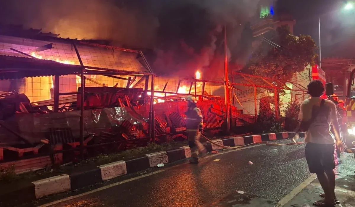 Kebakaran menghanguskan rumah semi permanen di kawasan Cilincing, Jakarta Utara, pada Sabtu, 12 Juli 2025 malam. (Sumber: Dok Damkar Jakut)