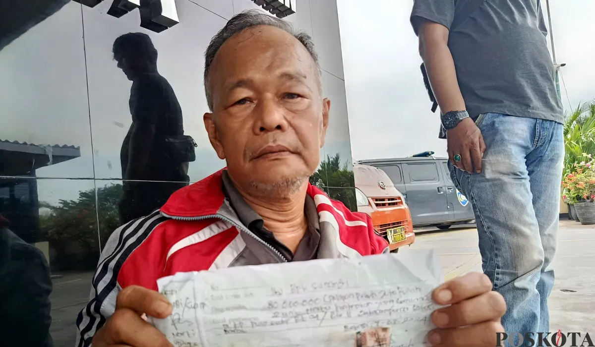 Sumardi, warga Pulo Gadung, Jakarta Timur menjadi salah satu korban penipuan jual beli kontrakan yang dilakukan sindikat di Bekasi Barat. Minggu, 13 Juli 2025. (Sumber: POSKOTA | Foto: Nurpini Aulia Rapika)