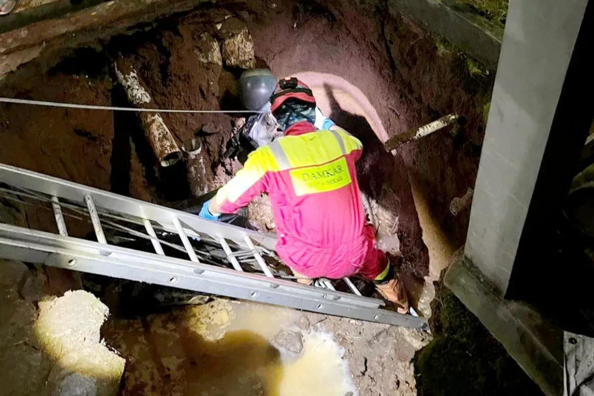 Disdamkarmat) Kota Bekasi mengevakuasi motor yang terperosok ke dalam septic tank yang ambles di Jalan Cempaka, Jatibening, Kecamatan Pondok Gede, Kota Bekasi, Minggu, 13 Juli 2025. (Sumber: Dok. Disdamkarmat Kota Bekasi)