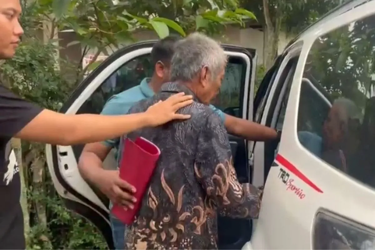 Tersangka IB saat akan dibawa ke Mapolres Serang usai diamankan di rumahnya. (Sumber: Dok. Unit PPA Satreskrim Polres Serang)