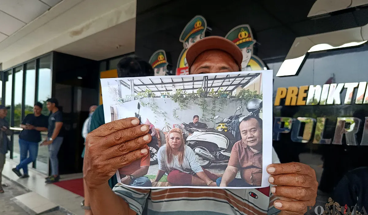 Puluhan korban jual beli kontrakan bodong di Kelurahan Jakasampurna, Kecamatan Bekasi Barat, Kota Bekasi, membuat laporan penipuan di Polres Metro Bekasi Kota pada Minggu, 13 Juni 2025. (Sumber: POSKOTA | Foto: Nurpini Aulia Rapika)