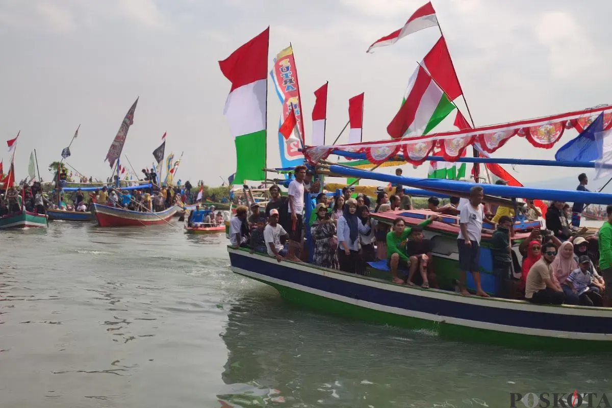 Gubernur Banten, Andra Soni dan jajaran lainnya saat mengikuti acara pesta laut di Kecamatan Carita, Kabupaten Pandeglang, Minggu, 13 Juli 2025. (Sumber: Poskota/Samsul Fatoni)