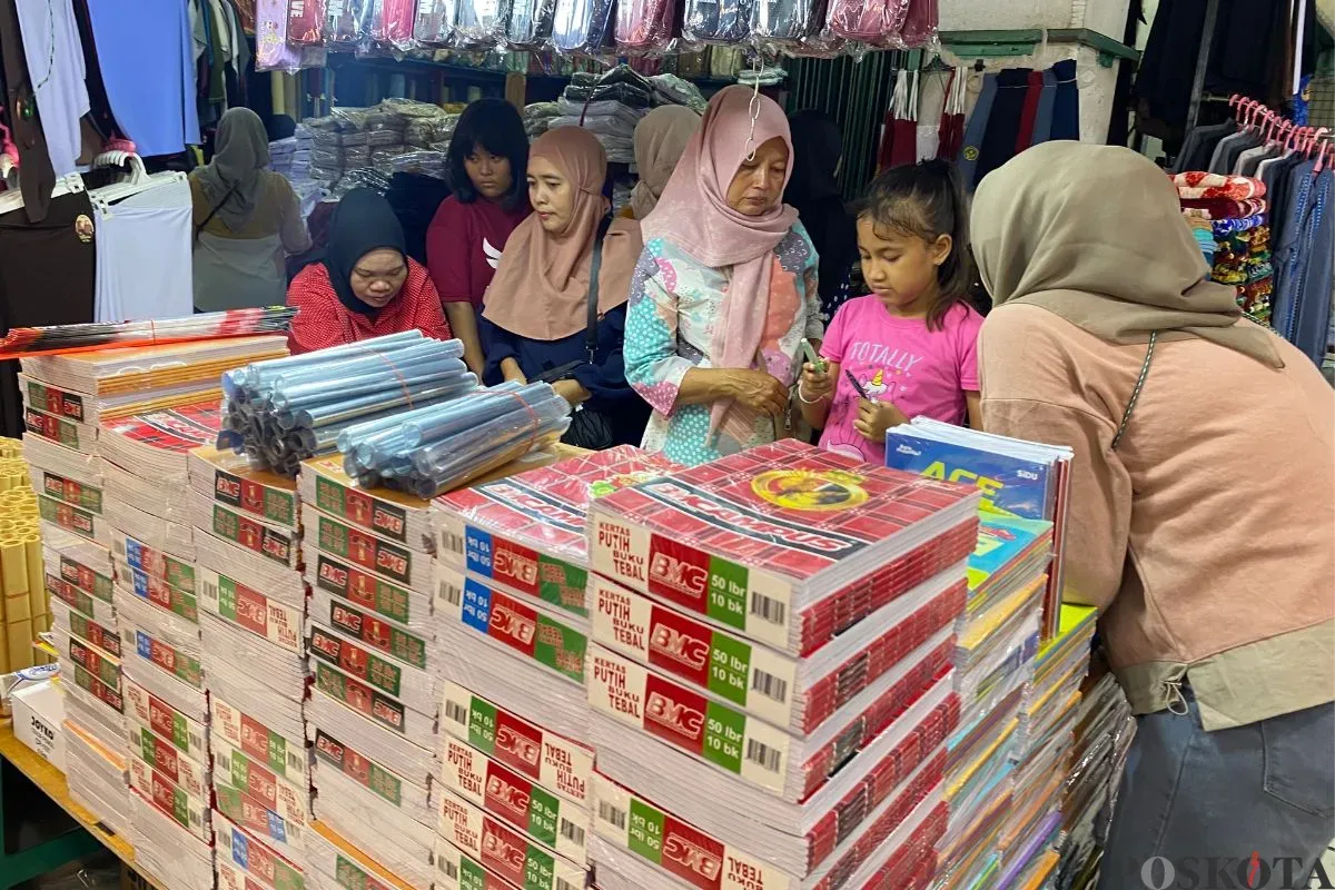 Suasana di Plaza Baru Ciledug, Kota Tangerang, tampak dipadati pengunjung, Minggu, 13 Juli 2025. (Sumber: Poskota/Primayanti Juli Kumala Manalu)