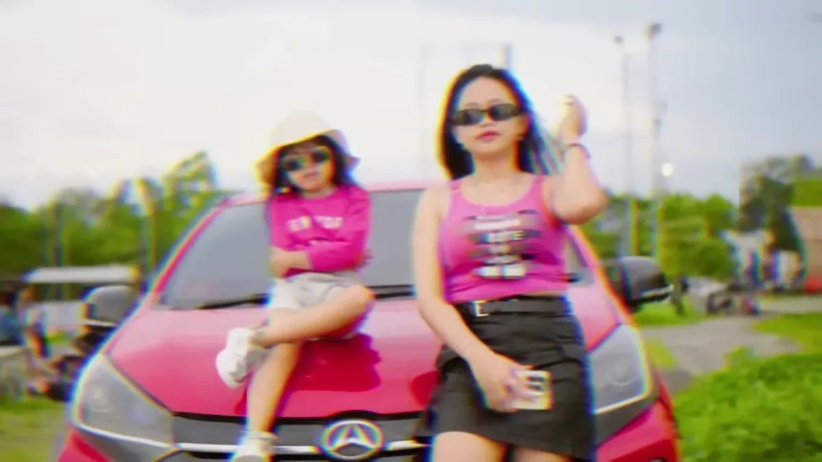 Lirik lagu So Pirang kolaborasi Afrilia Ampreiza dan Eyina Kawatak yang viral di TikTok. (Sumber: YouTube/Eyina Kawatak)