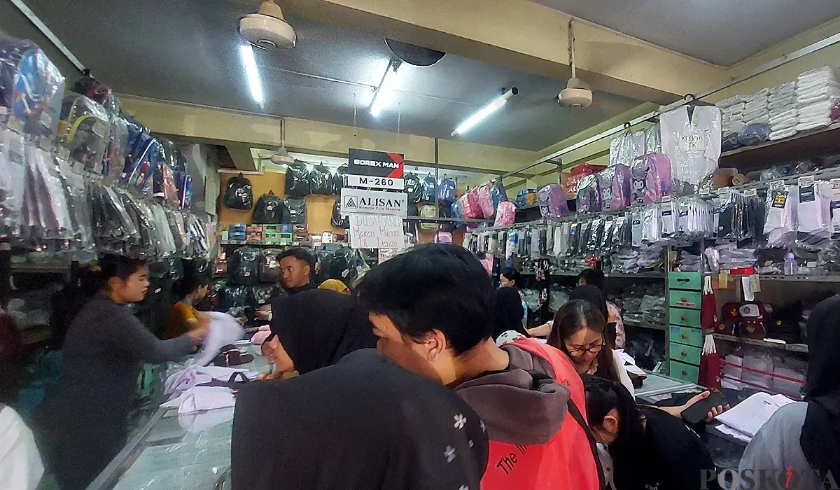 Toko perlengkapan sekolah M260 di Pasar Anyar, Kota Bogor, diserbu pembeli jelang tahun ajaran baru, Minggu, 13 Juli 2025. (Sumber: POSKOTA | Foto: Sekar Putri Andini)