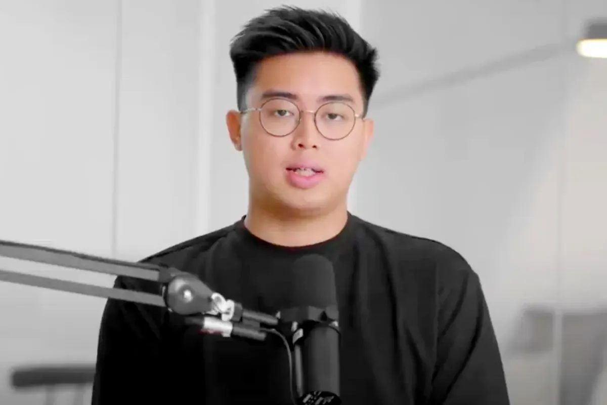 Potret Timothy Ronald yang membagikan 7 aturan hidup sukses untuk mencapai kebebasan finansial. (Sumber: YouTube/Timothy Ronald)