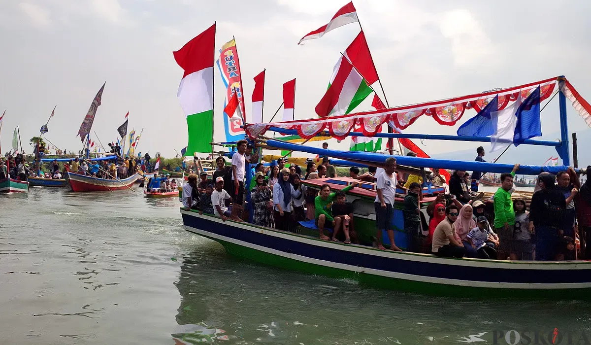 Nelayan di Carita, Pandeglang, saat hendak melakukan larung saji dalam acara ruat laut pada Minggu, 13 Juli 2025. (Sumber: POSKOTA | Foto: Samsul Fatoni)