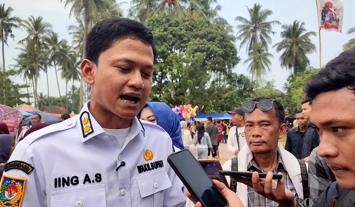 Wakil Bupati Pandeglang, Iing Andri Supriadi, saat hadiri acara pesta laut di Carita. (Sumber: POSKOTA | Foto: Samsul Fatoni)