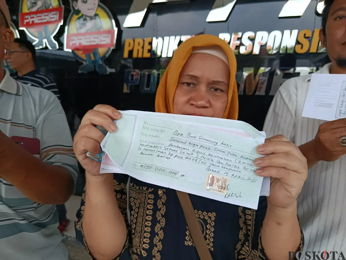 Laksmianti, 52 tahun, warga Rawabebek, Kecamatan Bekasi Barat, Kota Bekasi harus menelan pil pahit setelah menjadi korban penipuan kontrakan bodong. Ia mengalami kerugian hingga Rp 135 juta rupiah. (Sumber: Poskota/Nurpini Aulia Rapika)
