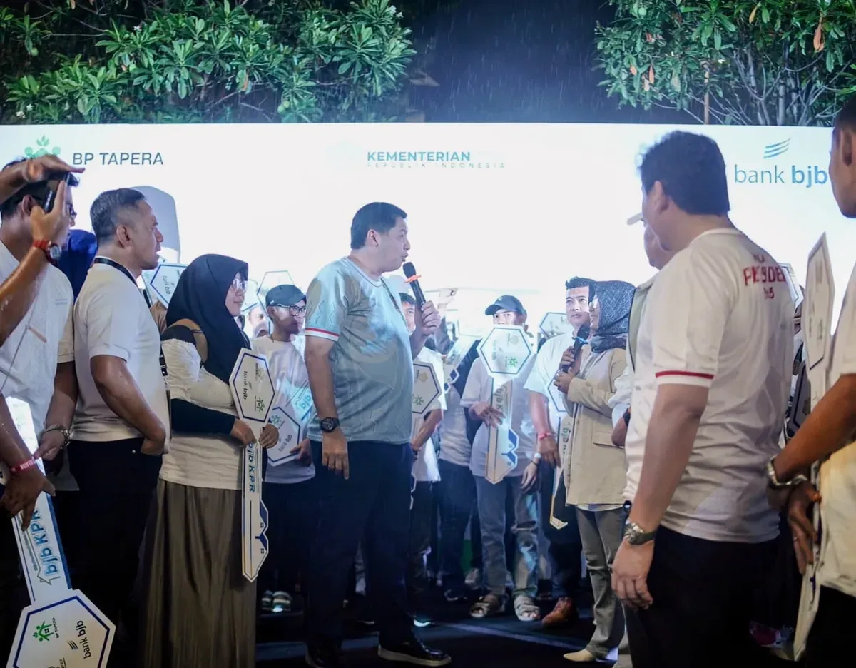 Kegiatan penyerahan simbolis kunci kepada 100 debitur dari bank bjb Pembiayaan Kredit Pemilikan Rumah Sejahtera FLPP di Provinsi Jawa Barat (Sumber: Dok. bank bjb)