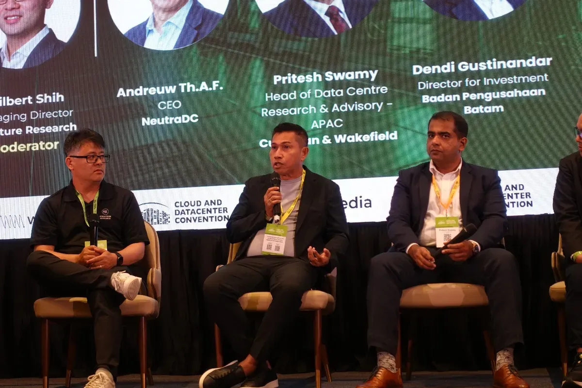 CEO NeutraDC Group Andreuw Th.A.F (kedua dari kiri) saat diskusi panel pada acara SIJORI - Cloud and Datacenter Convention 2025, di Singapura. (Sumber: Dok. Telkom)