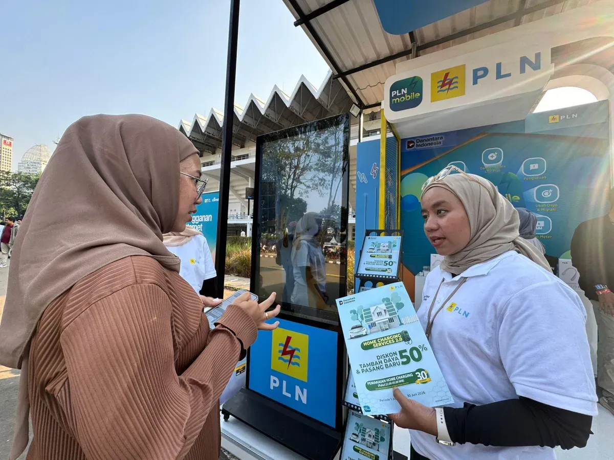 Antusias Pengunjung antusias berkonsultasi mengenai promo EV Home Charging Service dan layanan ICONNET di booth PLN pada acara Stand Up Fest 2025, Istora Senayan, Jakarta. (Sumber: Dok. PLN UID Jakarta Raya)