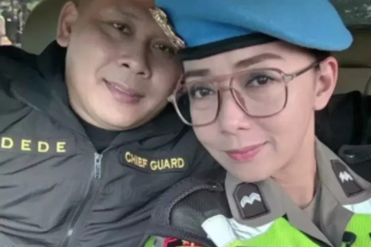 Polisi Wanita (Polwan) yang bertugas di Polda Bali, Aipda Ni Luh Putu Eka Purnawyanti bersama dengan I Nyoman Sariana alias Dede. (Sumber: TikTok/@elangbalix)