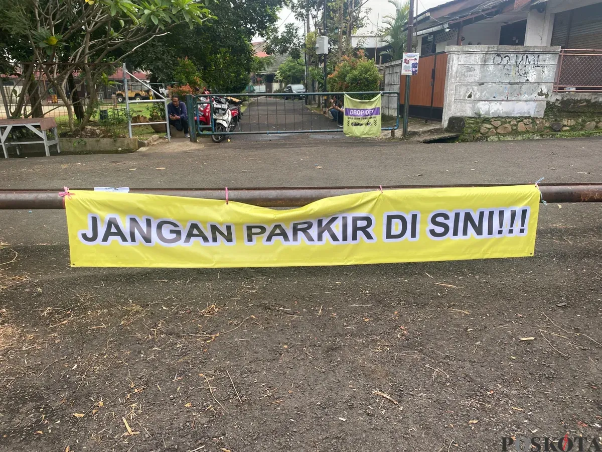 Warga menutup akses jalan menuju SMAN 6 Tangsel pada hari pertama sekolah pada Senin, 14 Juli 2025. (Sumber: Poskota/Primayanti Juli Kumala Manalu)