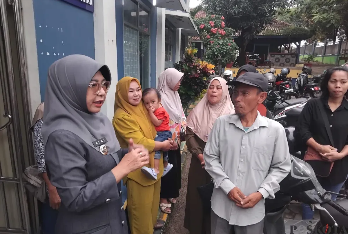 Bupati Pandeglang, Rd. Dewi Setiani saat meninjau kegiatan MPLS di sejumlah sekolah. (Sumber: Poskota/Samsul Fatoni)