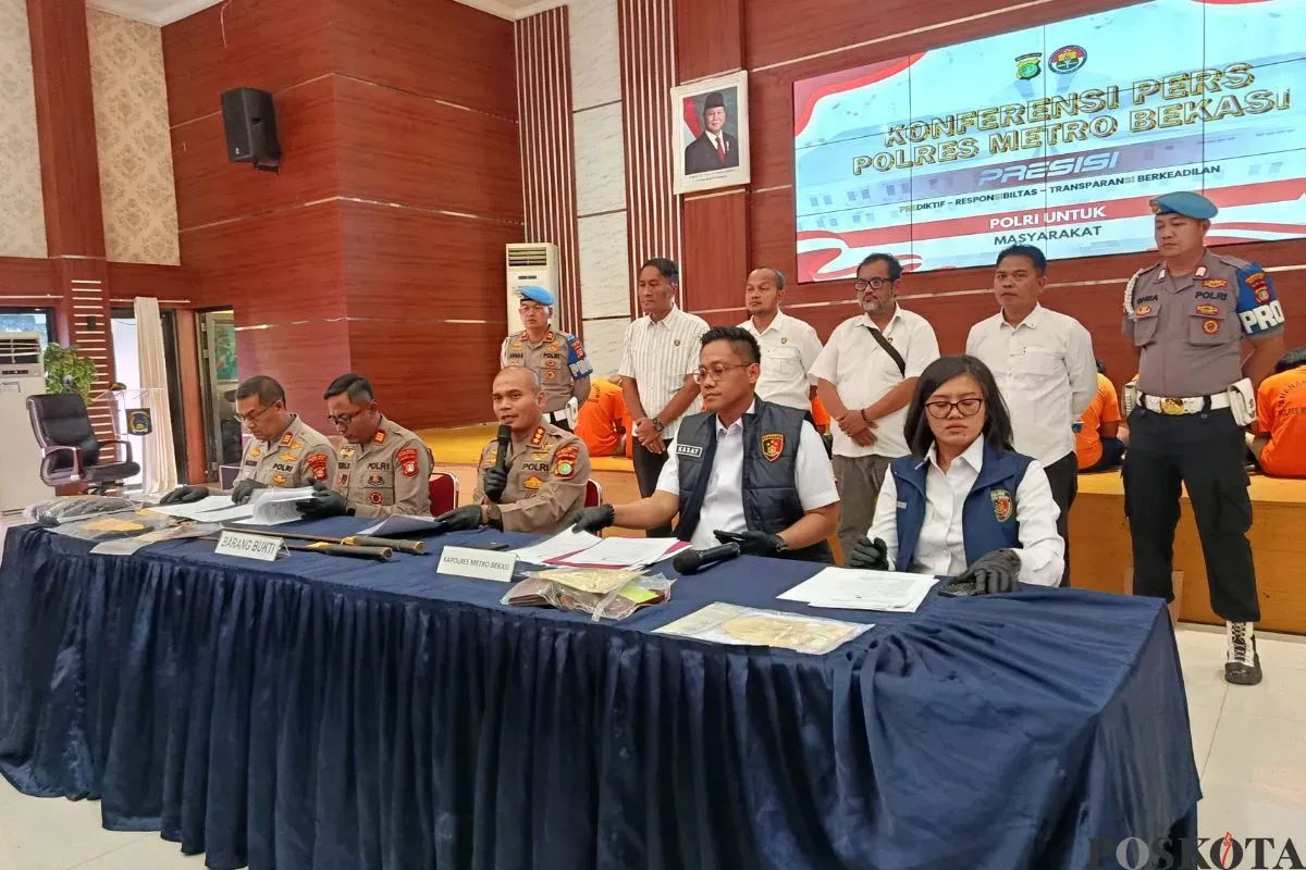 Polres Metro Bekasi menangkap 15 pelaku kejahatan jalanan dari empat laporan berbeda yang berkaitan dengan kasus curas, curanmor, hingga penadahan. Senin, 14 Juli 2025. (Sumber: Poskota/Nurpini Aulia Rapika)
