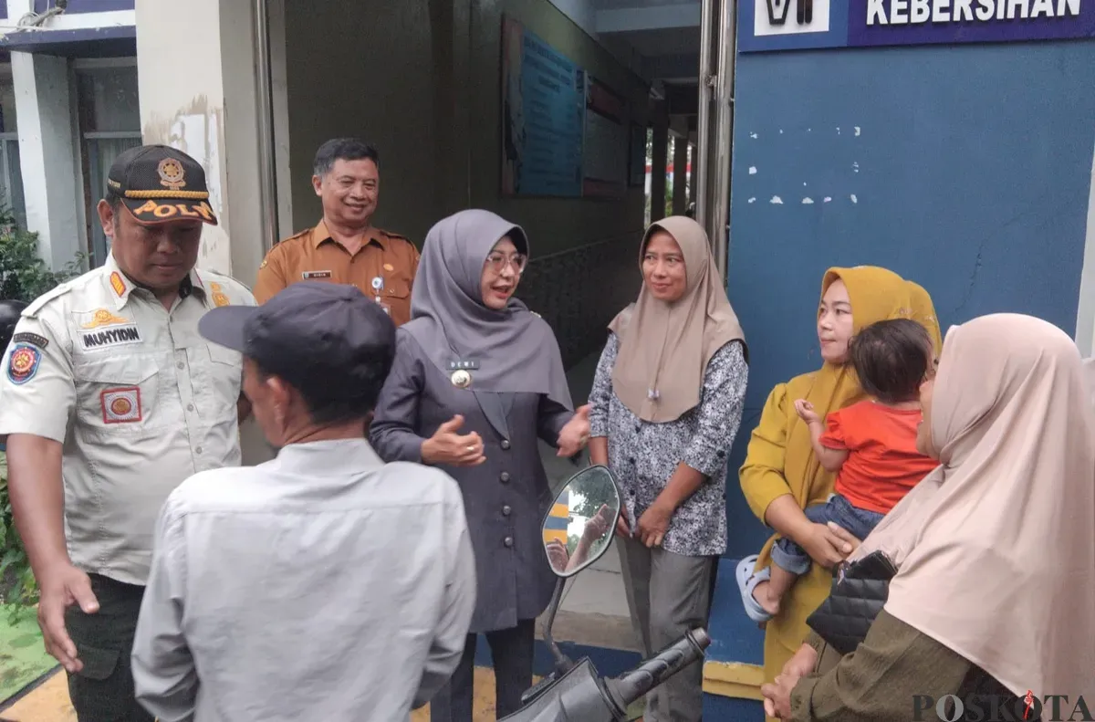 Disdikpora dan Bupati Pandeglang saat memantau kegiatan MPLS siswa baru di sejumlah sekolah, Senin, 14 Juli 2025. (Sumber: Poskota/Samsul Fatoni)