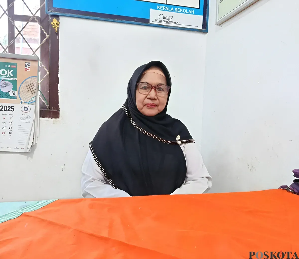 Suamirah, 65 tahun, wanita kelahiran Yogyakarta yang memilih mengabdi di pelosok Kabupaten Bekasi. Rambutnya yang kian memutih tak mengikis semangatnya mengabdi di dunia pendidikan. (Sumber: Poskota/Nurpini Aulia Rapika)