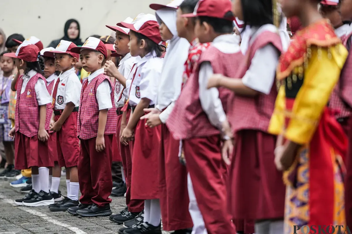 Sejumlah siswa mengikuti upacara pagi di SDN Karet 01, Jakarta, Senin, 14 Juli 2025. (Sumber: Poskota/Bilal Nugraha Ginanjar)