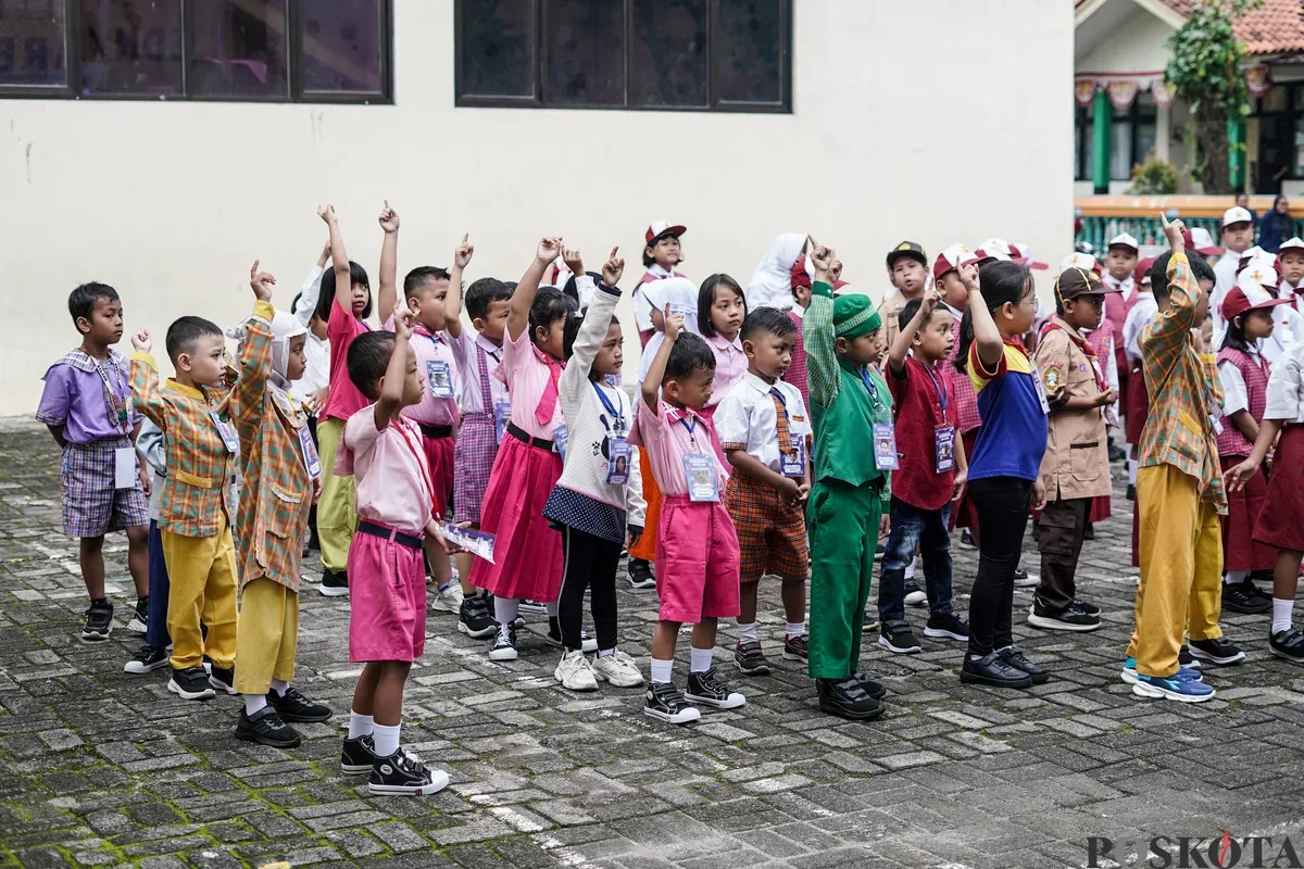 Sejumlah siswa mengikuti upacara pagi di SDN Karet 01, Jakarta, Senin, 14 Juli 2025. (Sumber: Poskota/Bilal Nugraha Ginanjar)