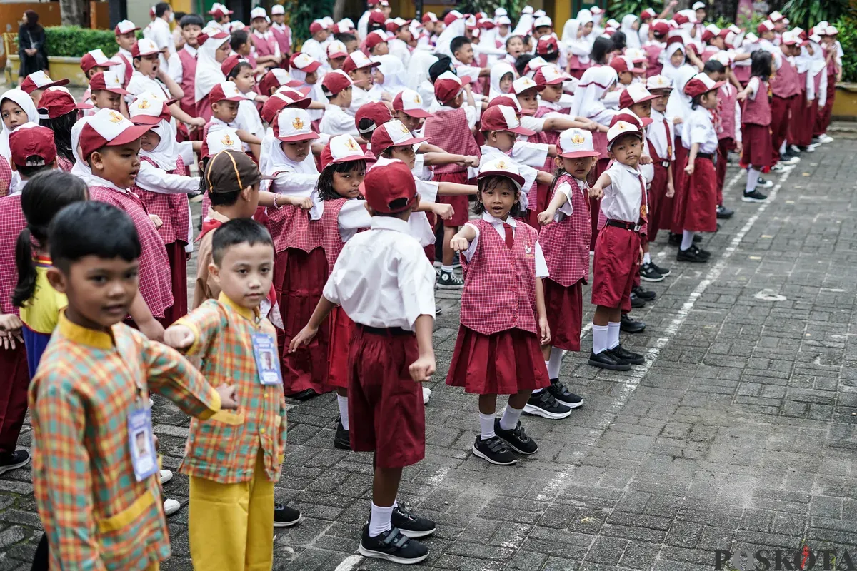 Sejumlah siswa mengikuti upacara pagi di SDN Karet 01, Jakarta, Senin, 14 Juli 2025. (Sumber: Poskota/Bilal Nugraha Ginanjar)