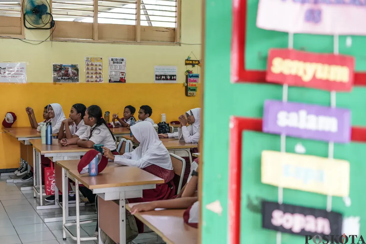 Sejumlah siswa mengikuti kegiatan belajar mengajar di SDN Karet 01, Jakarta, Senin, 14 Juli 2025. (Sumber: Poskota/Bilal Nugraha Ginanjar)