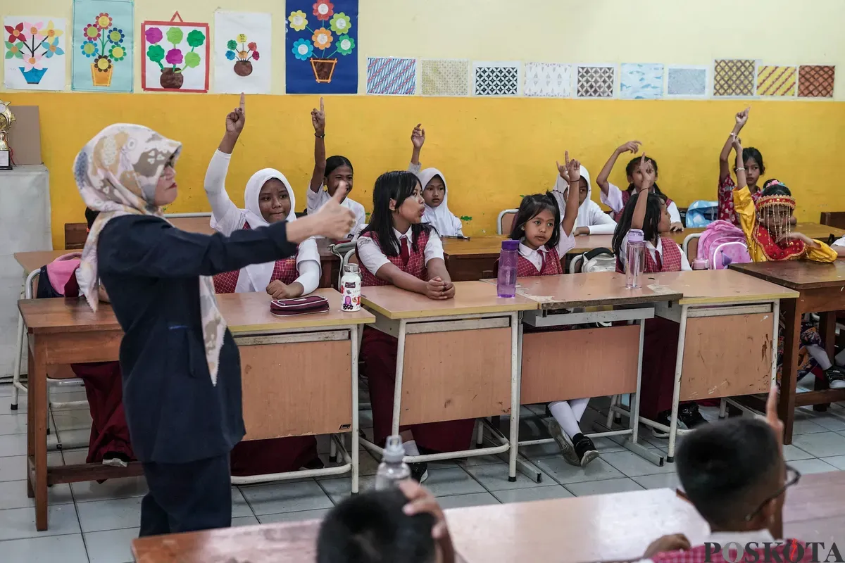 Sejumlah siswa mengikuti kegiatan belajar mengajar di SDN Karet 01, Jakarta, Senin, 14 Juli 2025. (Sumber: Poskota/Bilal Nugraha Ginanjar)