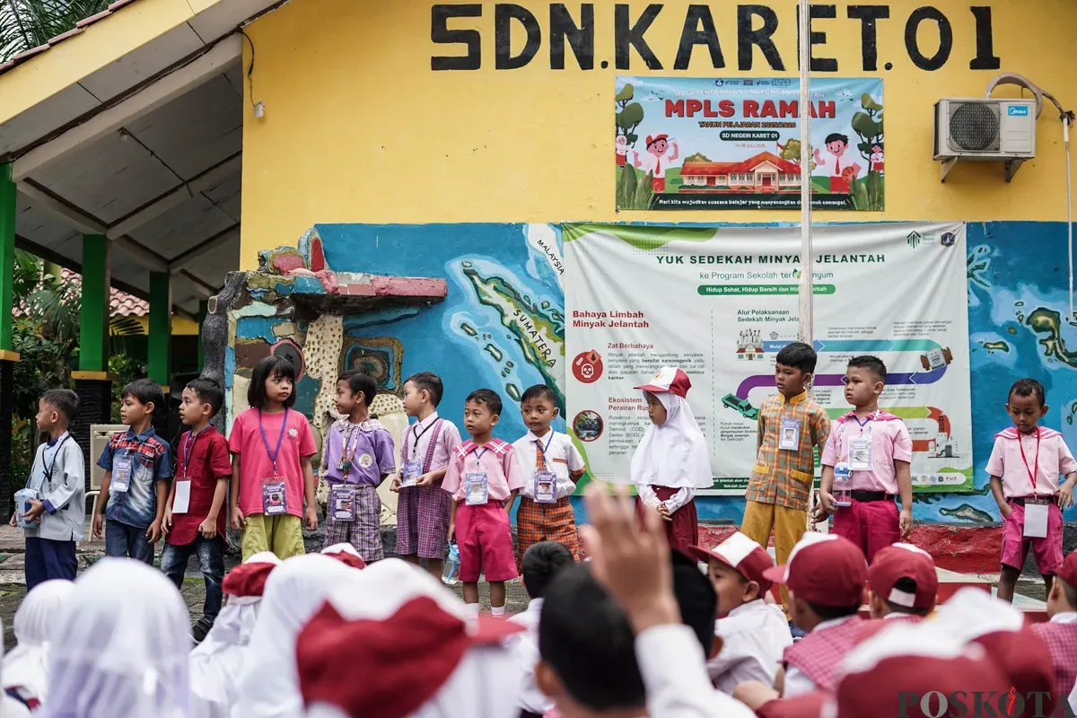 Sejumlah siswa mengikuti upacara pagi di SDN Karet 01, Jakarta, Senin, 14 Juli 2025. (Sumber: Poskota/Bilal Nugraha Ginanjar)