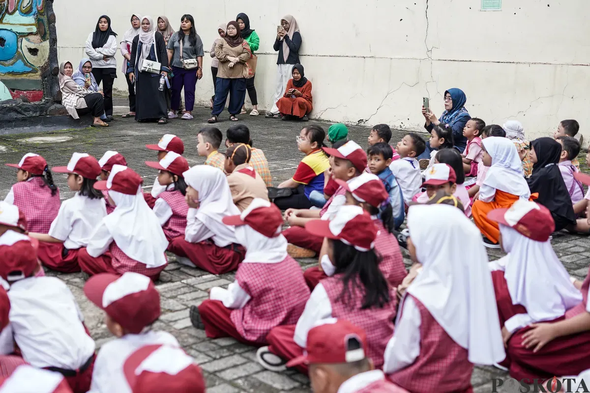 Sejumlah siswa mengikuti upacara pagi di SDN Karet 01, Jakarta, Senin, 14 Juli 2025. (Sumber: Poskota/Bilal Nugraha Ginanjar)